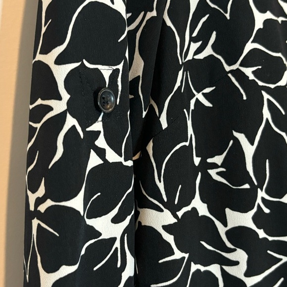 LOFT Black White Leaf Print Long Tab Sleeve Tie Waist Romper 2 Petite - Picture 4 of 15